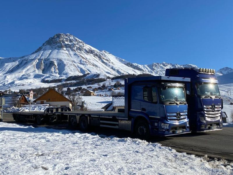 Camions Transports LJ intervenant en montagne dans des conditions hivernales exigeantes