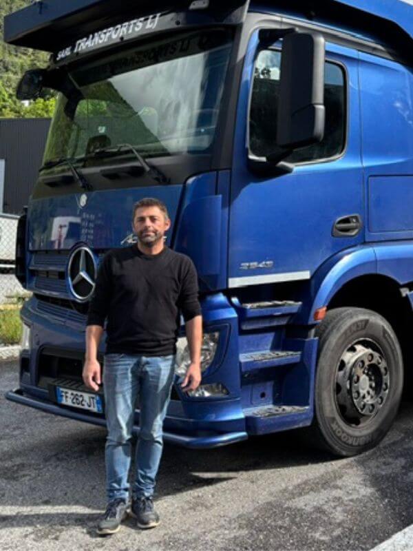 Jérôme et le camion bétail Transports LJ Jérôme Bourgey devant son camion de transport d’animaux vivants, au cœur de l’histoire familiale de Transports LJ