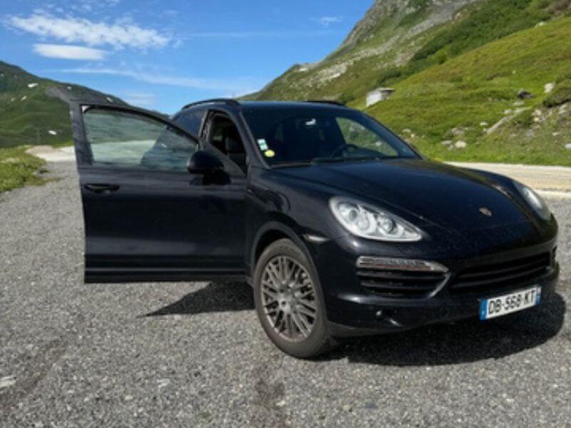Porsche Cayenne Transports LJ Porsche Cayenne utilisé par Transports LJ pour les déplacements confortables et les transferts en montagne