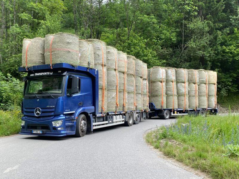 Chargement et transport de fourrage assuré par Transports LJ