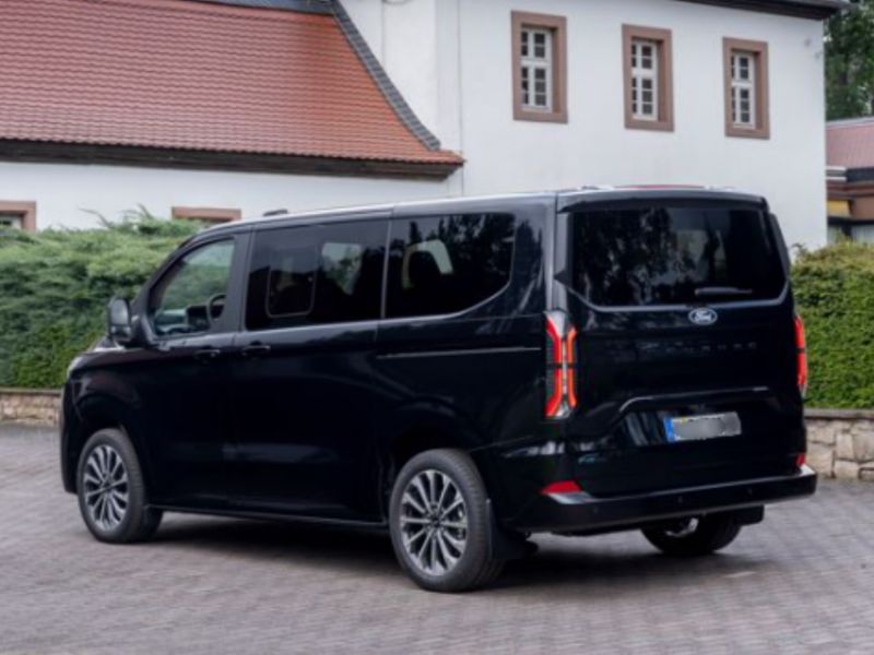 Ford Tourneo Custom sur une route enneigée en station de ski en Savoie
