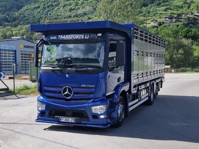 Mercedes Actros 430 équipé d'une bétaillère Mercedes Actros 430 avec bétaillère pour le transport agricole en Savoie