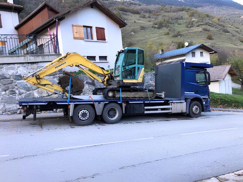 Transport d'engin de chantier Mercedes Actros 430 transportant une mini-pelle sur son plateau en Savoie