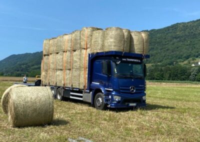 Camion Mercedes Actros 430 chargé de bottes de foin pour un transport agricole en Savoie