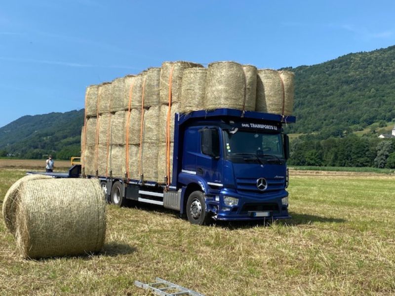 Mercedes Actros 430 ch avec chauffeur Camion Mercedes Actros 430 chargé de bottes de foin pour un transport agricole en Savoie