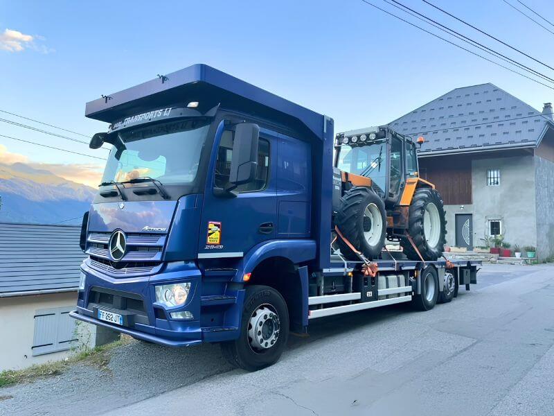Transport de tracteur agricole Mercedes Actros 430 transportant un tracteur agricole sur son plateau en Savoie
