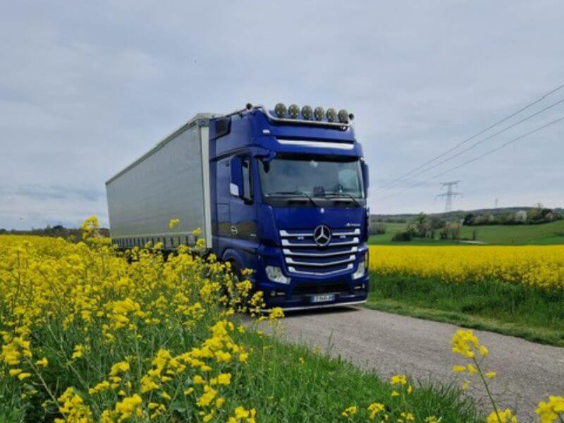 Mercedes Actros 630 transportant une charge importante de fourrage en Savoie