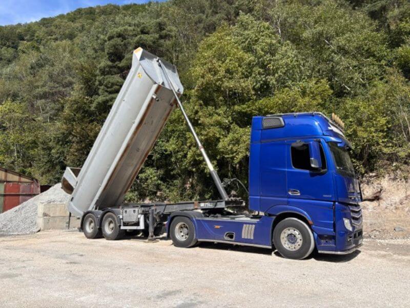 Mercedes Actros 630 transportant une mini-pelle sur son plateau en Savoie