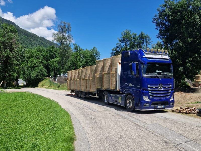 Camion Mercedes Actros 430 chargé de bottes de foin pour un transport agricole en Savoie
