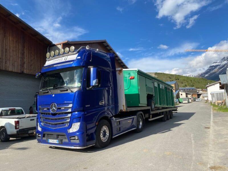 Mercedes Actros 630 transportant un tracteur agricole en Savoie