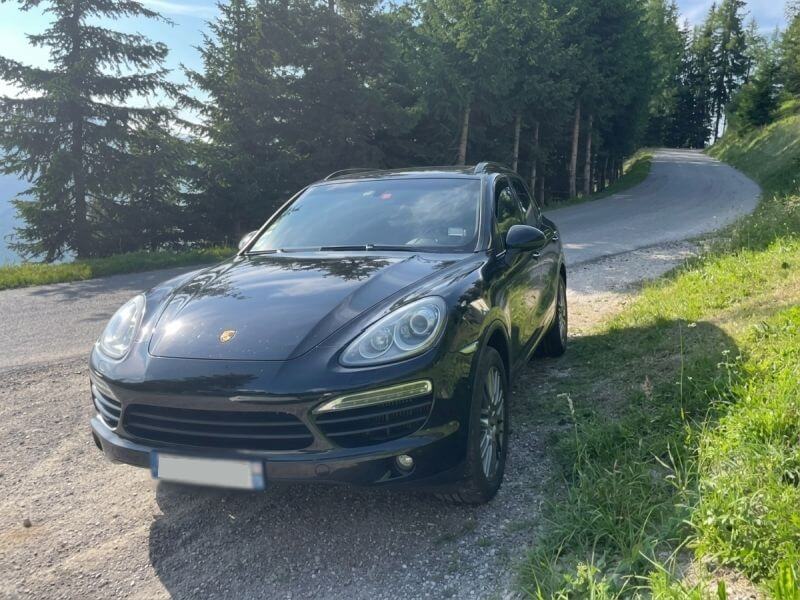 Porsche Cayenne noire sur une route de montagne enneigée en Savoie
